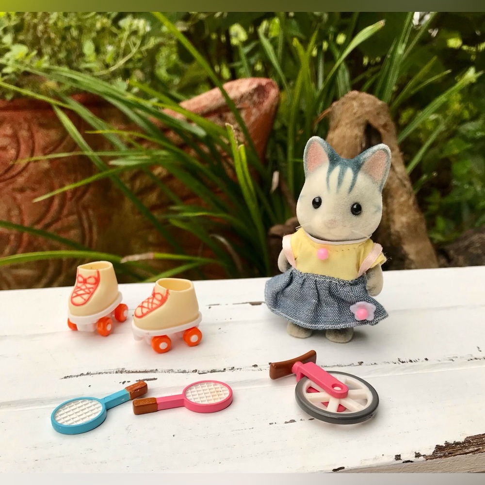 Calico Critters Outdoor Sports Fun Playset Felted Cat Figure Roller Skates